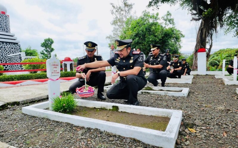 JASMERAH - Kepala Kantor Imigrasi Pemalang, Ari Widodo saat upacara tabur bunga di TMP Jayana Sureng Yudha Pemalang (24/01/2024 - dok. Istimewa)