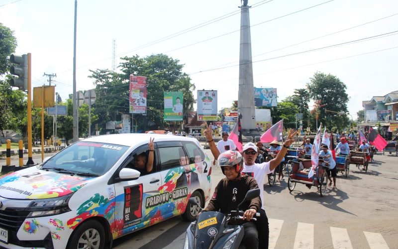 KONVOI - Ratusan tukang becak dan ojek pangkalan Kajen melakukan konvoi sebagai bentuk dukungan pada pasangan Prabowo-Gibran (26/01/2024 - dok. Bagus Rasika)