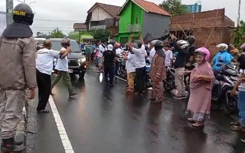 BOLONE MASE - Ratusan relawan Bolone Mase menyambut kedatangan Cawapres Gibran saat melintas di exit tol Setono meski kondisi diguyur hujan deras (dok. Istimewa)
