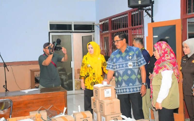 LOGISTIK - Bupati Fadia dan Pj. Gubernur Jawa Tengah, Nana Sudjana saat cek logistik Pemilu 2024 di KPU Kabupaten Pekalongan (30/01/2024 - dok. Prokompim)