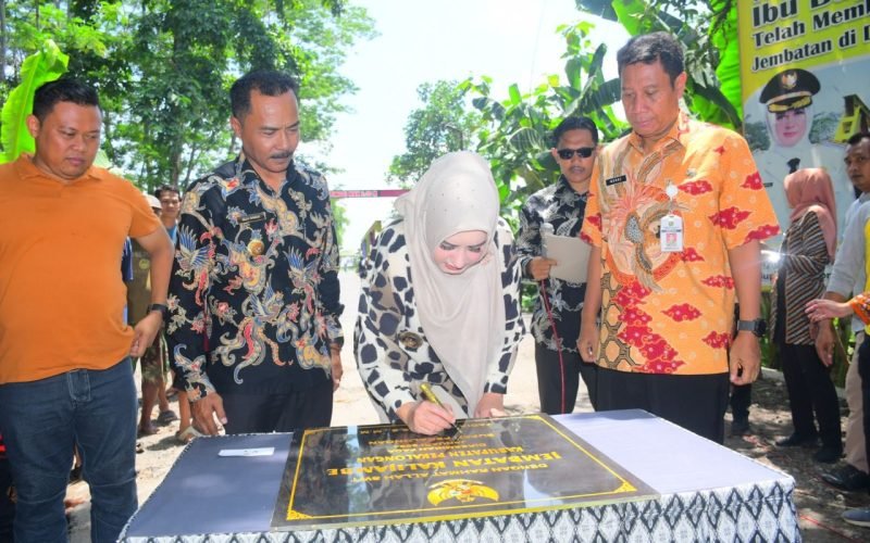 Bupati Fadia menandatangani prasasti dalam peresmian Jembatan Kalijambe Kecamatan Sragi (01/02/2024 - dok. Prokompim)