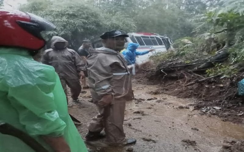 LONGSOR - Bencana longsor di tiga titik wilayah Paninggaran sempat menutup jalur ke arah Banjarnegara dan sebaliknya (dok. Humas)