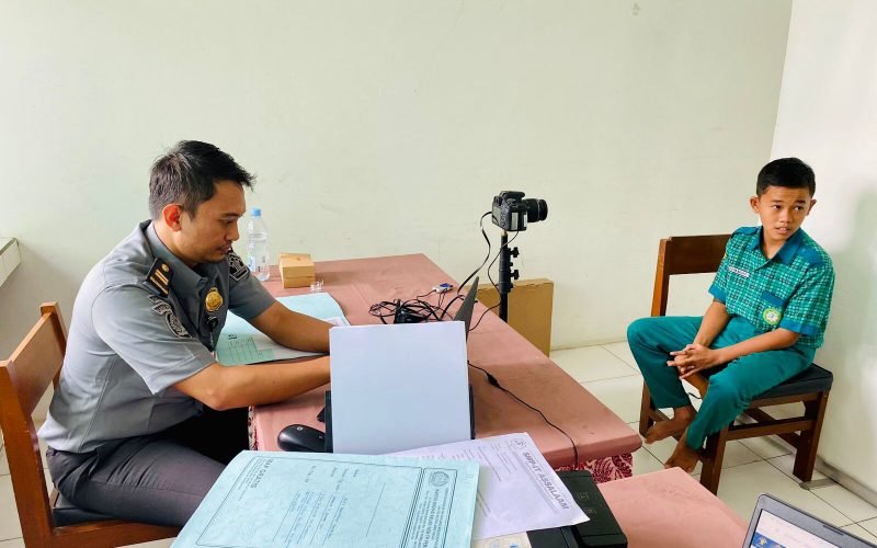 Kantor Imigrasi Kelas I Non TPI Pemalang kembali melaksanakan pelayanan Eazy Paspor di SMP Islam Terpadu Boarding School Kota Pekalongan.