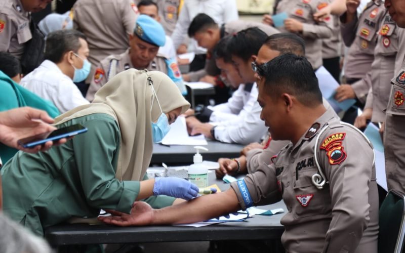 CHEK UP - Personel dari Polres Pekalongan melakukan cek kesehatan untuk memastikan kesiapan fisik dalam pengamanan Pemilu 2024 (dok. Humas)