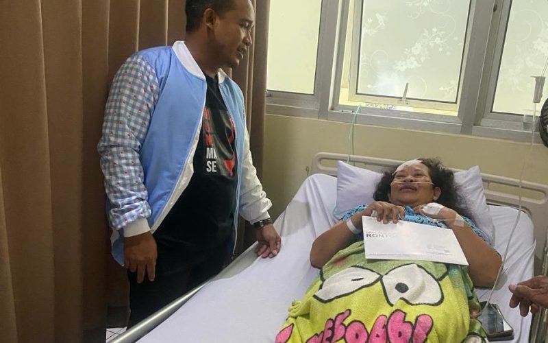 JENGUK KORBAN - Ketua Koordinator Bolone Mase Kabupaten Pekalongan saat menjemput korban kecelakaan yang merupakan simpatisan dari paslon Prabowo-Gibran (dok. Istimewa)