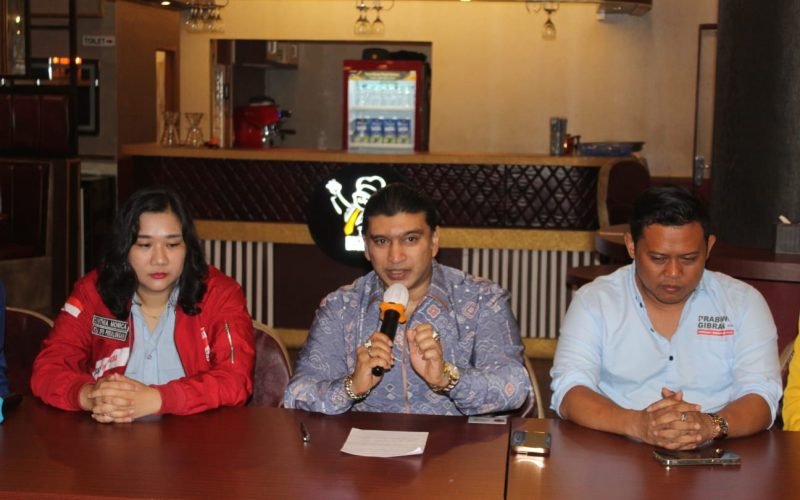PRESSCON - Ketua Tim Kemenangan Daerah Kabupaten Pekalongan, Ashraff Abu bersama partai pengusung Prabowo-Gibran saat jumpa pers (16/02/2024 - dok. Bagus)