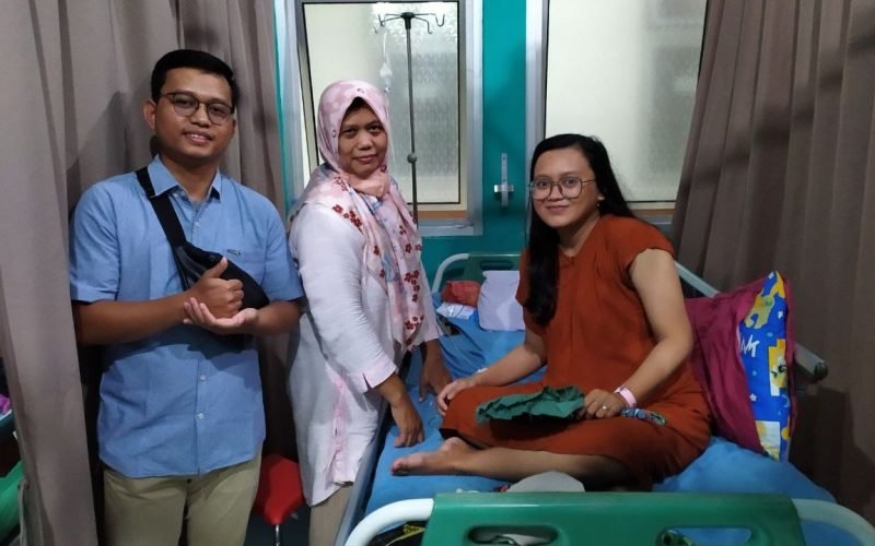 Tanggung jawabnya membawanya dari satu TPS ke TPS lain, tugas yang menuntut tenaga dan waktu ekstra dari seorang wanita hamil. Kelelahannya tidak dapat lagi diabaikan, memaksanya untuk segera mendapatkan perawatan medis. Dengan keadaan hamil yang semakin memburuk, Nita dilarikan ke RSUD Kajen, Kabupaten Pekalongan, tempat dia harus menjalani serangkaian perawatan medis serius, termasuk transfusi darah. ( Dok. BPJS Kesehatan Cabang Pekalongan )