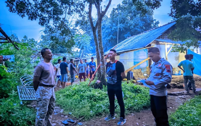EVAKUASI - Petugas saat melakukan olah TKP dan evakuasi korban (dok. Humas)