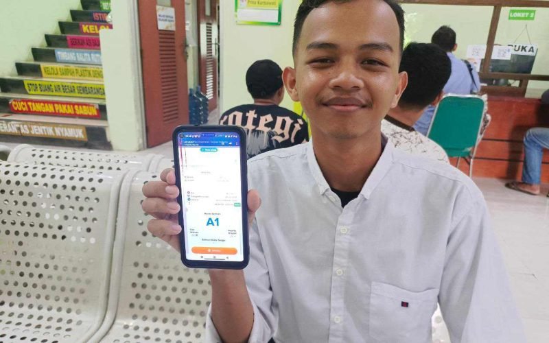 Hardiyanto (22), mahasiswa di Institut Teknologi dan Sains Nahdlatul Ulama (ITSNU) Pekalongan, merasakan manfaat integrasi digitalisasi Program Jaminan Kesehatan Nasional (JKN). Melalui Mobile JKN, ia telah membuktikan proses antrean layanan JKN di puskesmas yang lebih cepat.