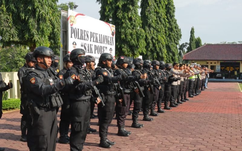 REKAPITULASI - Sebanyak 125 personil Kepolisian ikut mengamankan proses rekapitulasi suara di KPU Kabupaten Pekalongan (dok. Humas)