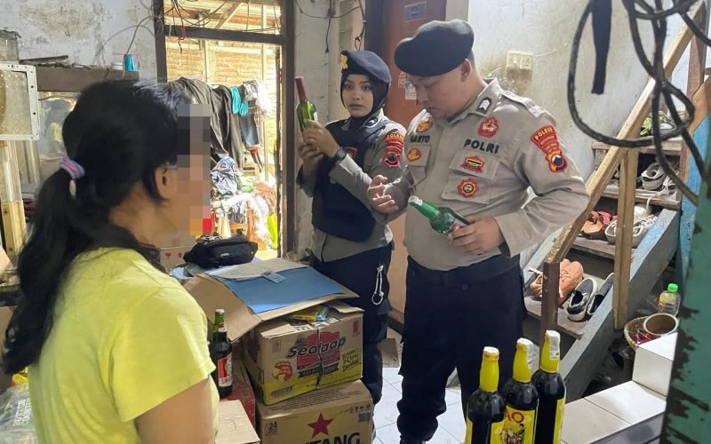 RAZIA miras di wilayah Kesesi untuk mendukung kondusifitas keamanan (dok. Humas)
