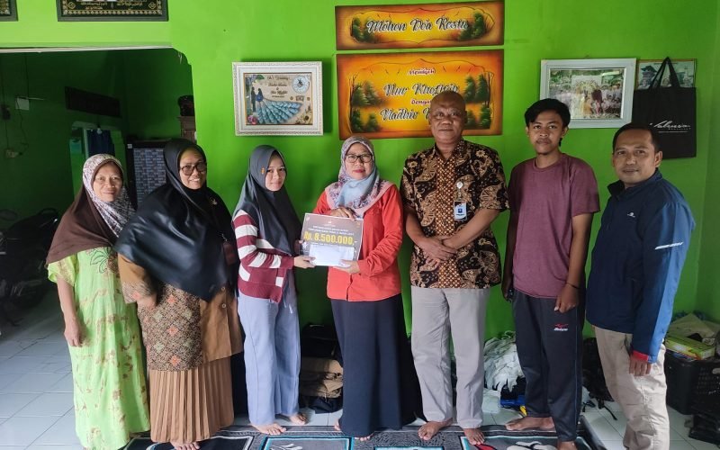 SANTUNAN - Ketua KPU Kabupaten Pekalongan, Laelatul Izah bersama Nur Khofifah anggota KPPS yang mengalami keguguran saat melaksanakan tugas (dok. Istimewa)