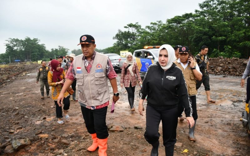 BANJIR BANDANG - Bupati Fadia meninjau lokasi banjir bandang di desa Wangandowo Bojong (14/03/2024 - dok. Prokompim