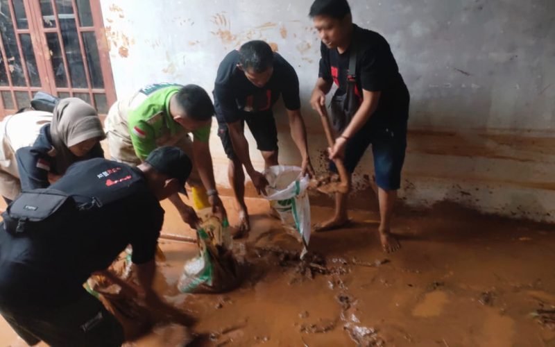 BOLONE MASE - Relawan Bolone Mase ikut membersihkan lumpur sisa banjir bandang di Wangandowo Bojong (dok. Istimewa)