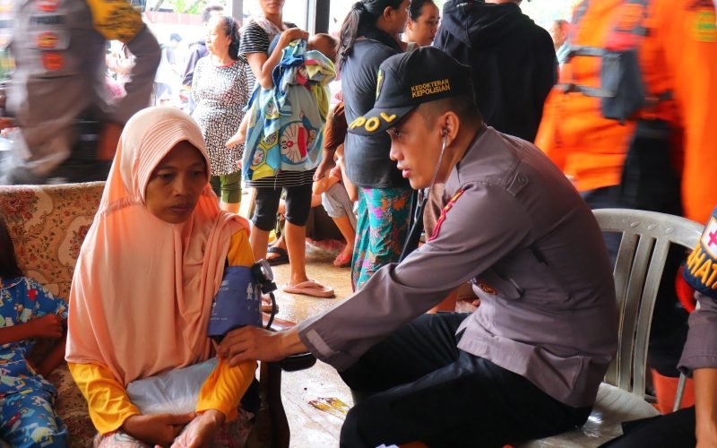 DOKKES - Layanan pemeriksaan kesehatan yang diberikan Polres Pekalongan kepada warga yang terdampak banjir bandang Wangandowo (dok. Humas)