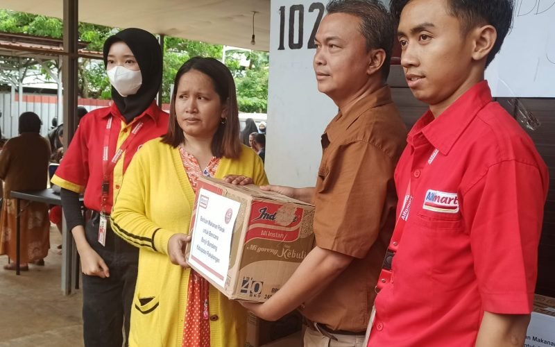PEDULI - Bantuan untuk warga yang terdampak banjir bandang Wangandowo Bojong salah satunya datang dari Alfamart (dok. Istimewa)