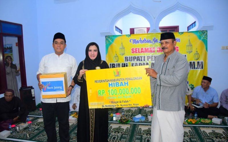 SAFARI RAMADHAN - Bupati Fadia memberikan bantuan hibah untuk sejumlah masjid dalam acara safari ramadhan (18/03/2024 - dok. Prokompim)