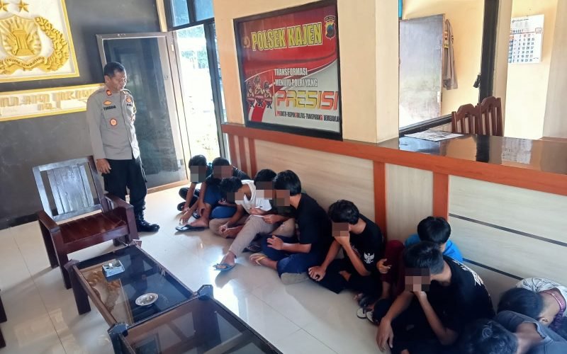 PERANG SARUNG - Puluhan remaja yang diamankan Polsek Kajen usai insiden perang sarung yang dilakukan oleh remaja desa Pekiringan Ageng vs Gandarum Kecamatan Kajen (dok. Humas)