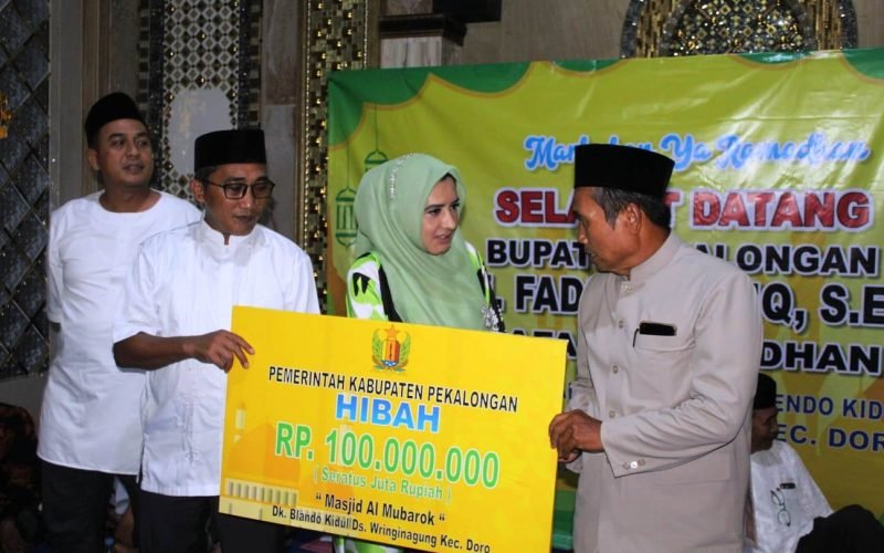 HIBAH - Bupati Fadia menyerahkan hibah untuk pembangunan Masjid Al Mubarok Desa Wringunagung Doro (20/03/2024 - Dok. Bagus Rasika FM)