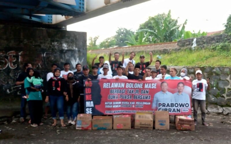 BOLONE MASE - Relawan Bolone Mase melakukan kegiatan berbagi takjil dan buka bersama (27/03/2024 - dok. Istimewa)