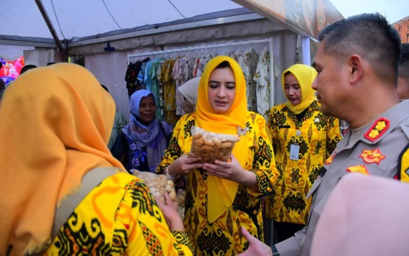 BAZAR - Bupati Fadia usai membuka Bazar UMKM di halaman Kecamatan Sragi (dok. Prokompim)