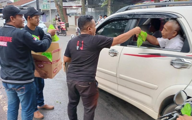 BERBAGI - Ketua Koordinator Bolone Mase, Aap Pratama membagikan takjil bagi pengguna jalan (dok. Istimewa)