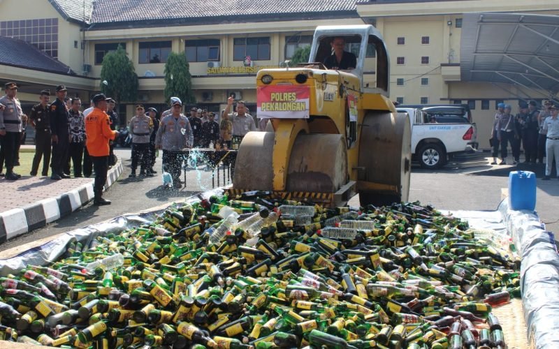 MIRAS - Ribuan botol miras yang dimusnahkan dari operasi cipta kondisi 2024 (dok. Bagus - Rasika FM)