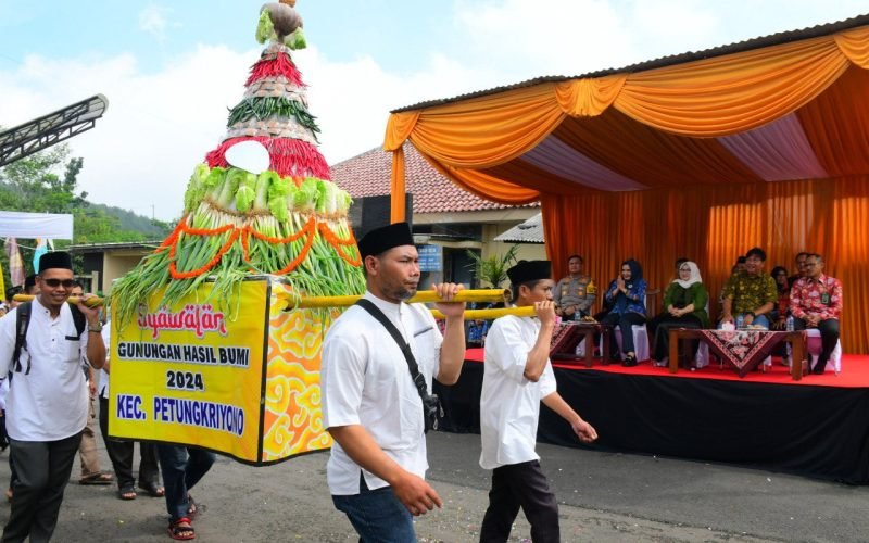 MEGONO GUNUNGAN - Tumpeng megonk gunungan memeriahkan tradisi syawalan di OW Linggoasri (dok. Prokompim)