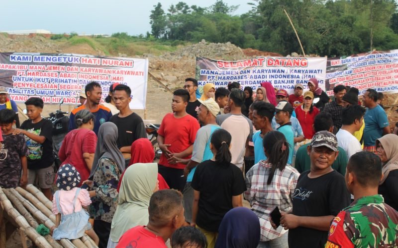 TUTUP AKSES - Ratusan warga Wangandowo melakukan aksi tutup jalan PT. HAI karena belum adanya kejelasan penggantian kompensasi (dok. Bagus Rasika FM - 22/04/2024)