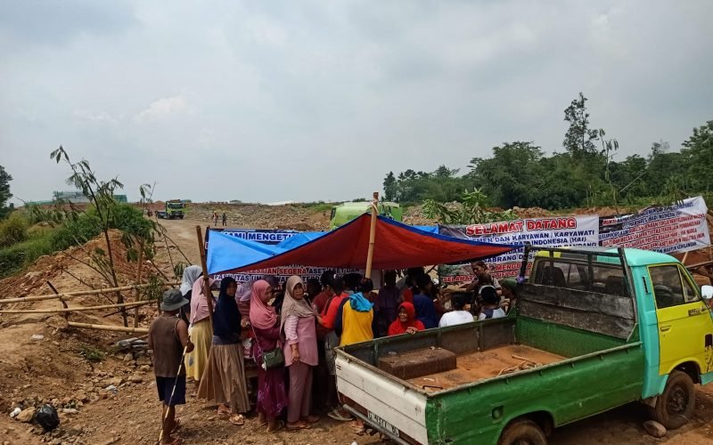 TUTUP AKSES - Aksi unjuk rasa yang dilakukan warga terdampak banjir bandang di Wangandowo dengan memblokade akses masuk ke pabrik sepatu (dok. Istimewa - 24/04/2024)