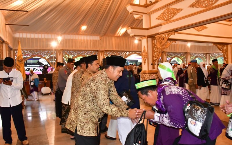 Sekretaris Daerah Kabupaten Pekalongan, Yulian Akbar melepas jamaah haji dari pendopo rumah dinas Bupati Pekalongan di Kajen