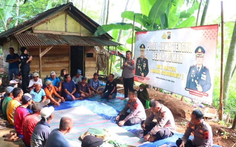 BEDAH RUMAH - Kapolres Pekalongan, AKBP Wahyu Rohadi dalam acara doa bersama dan syukuran atas bedah rumah mak Sombret