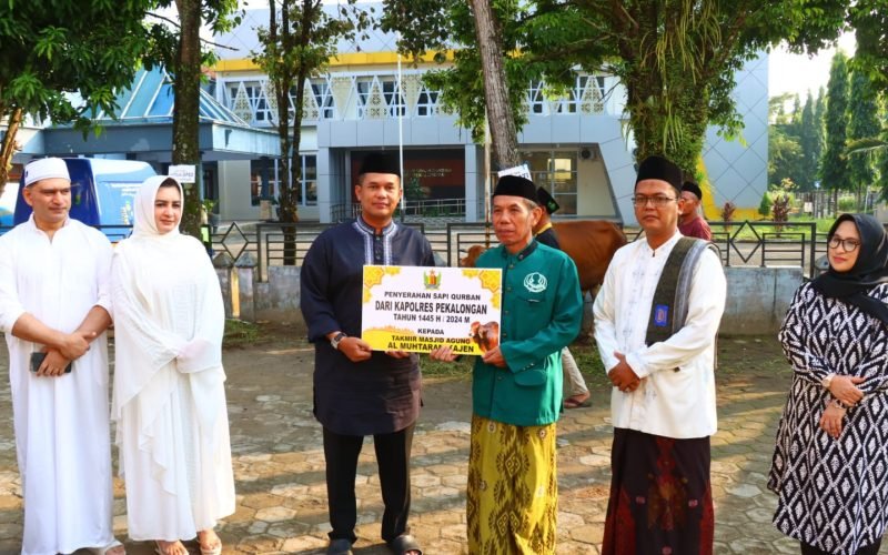 QURBAN - Kapolres Pekalongan , AKBP Wahyu Rohadi saat penyerahan simbolis hewan qurban di masjid Al Muhtarom Kajen (dok. Polres)