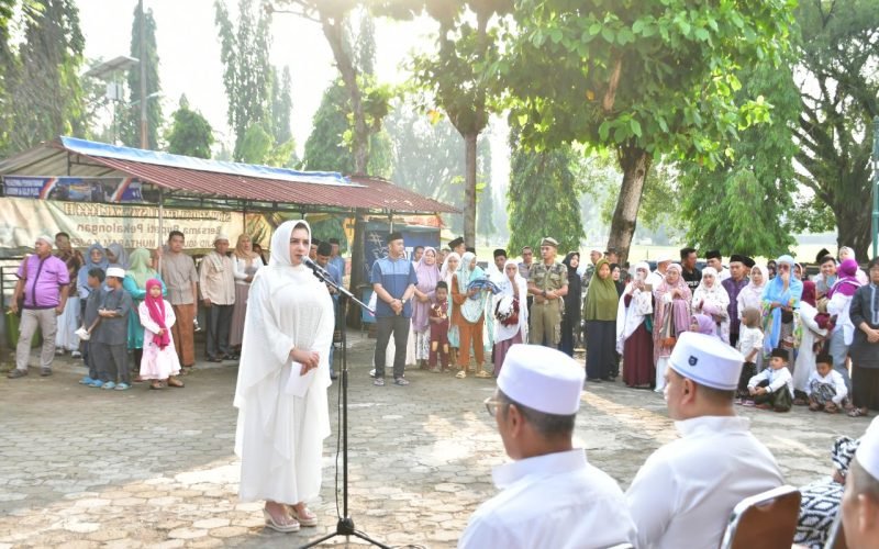 IDUL ADHA - Bupati Fadia saat penyerahan hewan qurban dari Pemerintah Kabupaten Pekalongan (dok. Istimewa)
