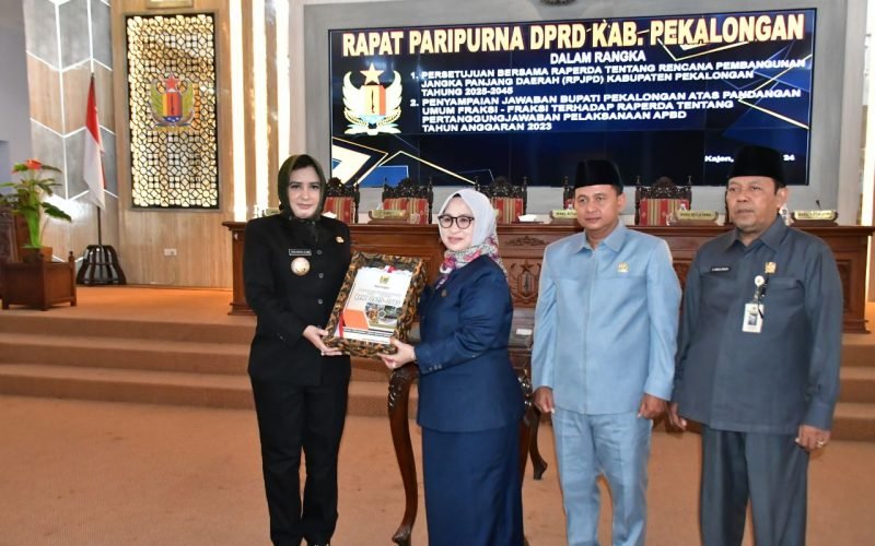 PARIPURNA - Bupati Fadia & DPRD Kab. Pekalongan menyetujui Raperda tentang Rencana Pembangunan Jangka Panjang 2025 - 2045 (dok. Prokompim)