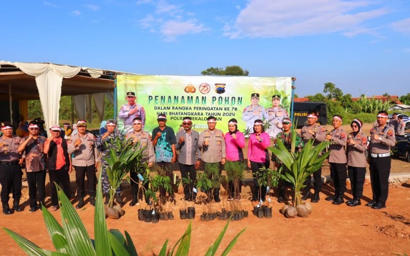 BHAYANGKARA - Dalam rangka menyambut hari Bhayangkara ke-78 Polres Pekalongan melaksanakan penanaman seribu pohon, ketahanan pangan dan pemberian beasiswa (dok. Humas)