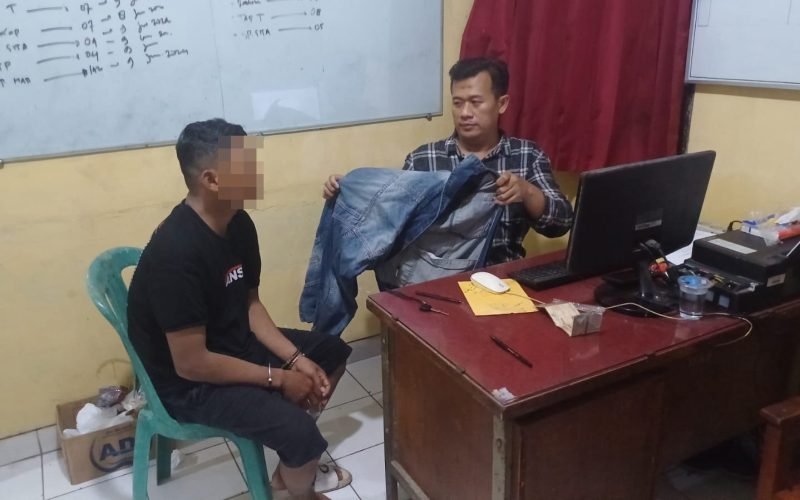 AT (31 th ) warga Randudongkal Pemalang, terduga pelaku pencurian Hp saat diperiksa di Mapolres Pekalongan (dok. Humas)