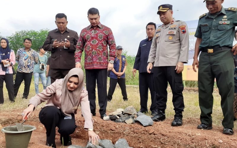 GROUND BREAKING - Bupati Fadia saat melakukan prosesi peletakan batu pertama pembangunan sirkuit balap motor (dok. Bagus Rasika FM)