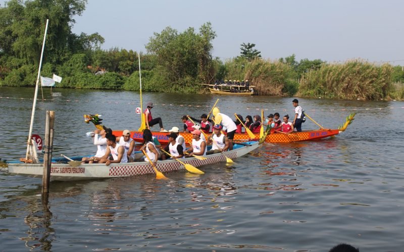 SEDEKAH LAUT - Lomba Dayung Bemtos Open Cup 2024 sekaligus sedekah laut TPI Jambean Pecakaran Wonokerto (24/07/2024 - dok. Bagus - Rasika FM)