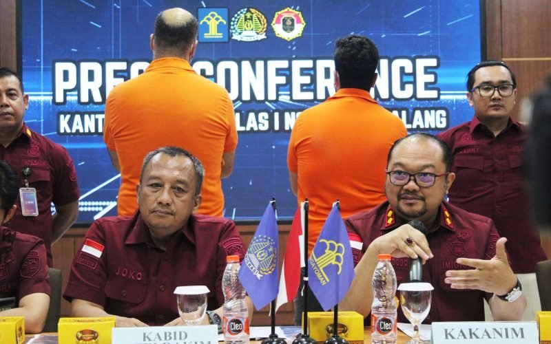 DEPORTASI - Kepala Kantor Imigrasi Kelas I Non TPI Pemalang, Ari Widodo saat jumpa press di aula kantor setempat terkait penangkapan dua WNA Iran yang diduga sebagai pelaku gendam (hipnotis) di wilayah Pemalang dan sekitarnya (01/08/2024 - Dok. Bagus Rasika FM)