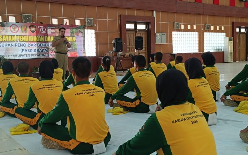 DIKLATPIM - Sekretaris Daerah Kabupaten Pekalongan, Yulian Akbar memberikan materi kepemimpinan kepada 27 calon paskibra (dok. Istimewa)