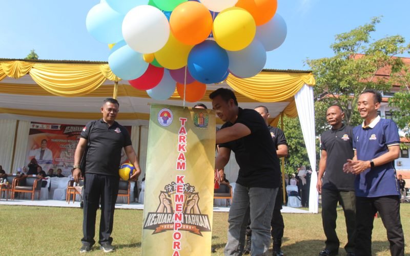TARKAM - Pembukaan pertandingan olahraga antar kampung (Tarkam) dibuka secara langsung oleh Sekda. Kabupaten Pekalongan, Yulian Akbar (dok. Istimewa)