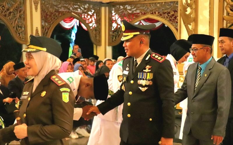 PASKIBRAKA - Kapolres Pekalongan, AKBP Doni Prakoso Widamanto saat menghadiri acara pengukuhan Pasukan Pengibar Bendera Pusaka di rumah dinas Bupati Pekalongan (dok. Humas)
