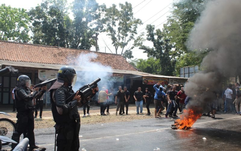 SISPAMKOTA - Simulasi Sispamkota jelang Operasi Mantap Praja Candi 2024 dihalaman kantor KPU Kabupaten Pekalongan (21/01/2024 - dok. Bagus - Rasik FM Pekalongan)