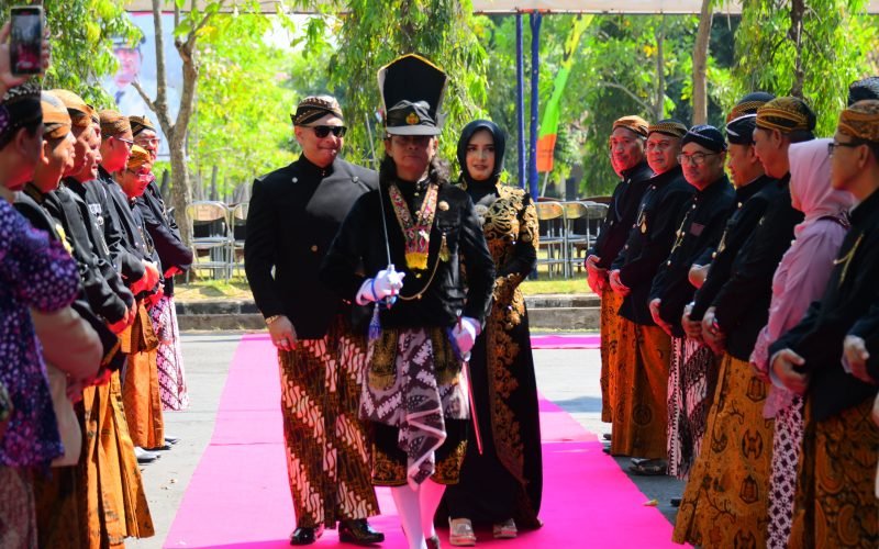 Bupati Fadia bersama Suami, Ashraff saat memasuki gedung dewan untuk mengikuti Paripurna Istimewa Hari Jadi ke-402 Kabupaten Pekalongan (25/08/2024 - dok. Istimewa)