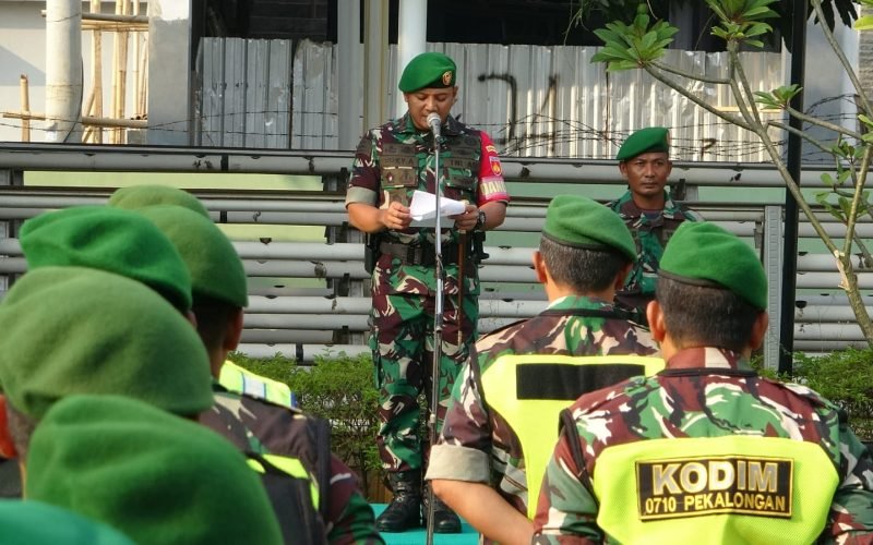 Dandim 0710/Pekalongan, Letkol Inf Rizky Aditya saat mempimpin apel Gelar Pasukan di Makodim Pekalongan (27/08/2024 - Dok. Pendim)