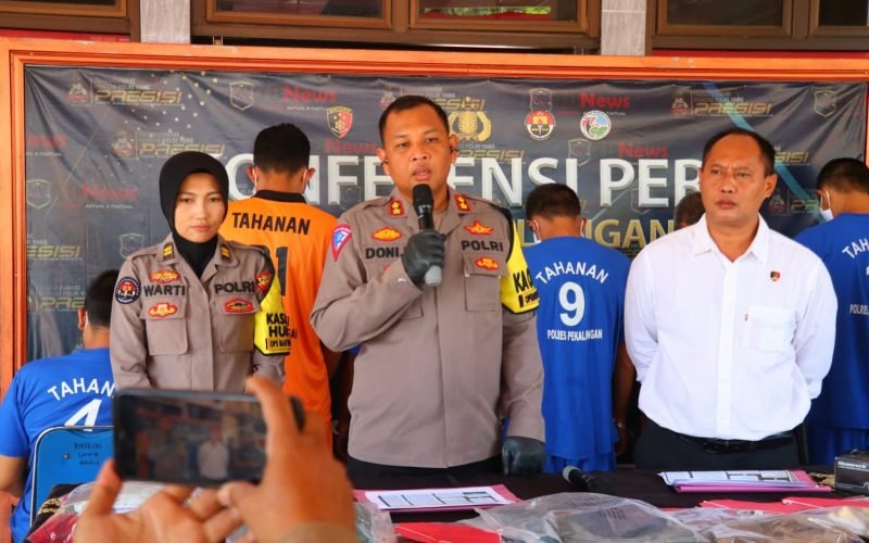 KONPERS - Kapolres Pekalongan, AKBP Doni Prakoso W saat konferensi pers di Mapolres Pekalongan (27/08/2024 - dok. Humas)