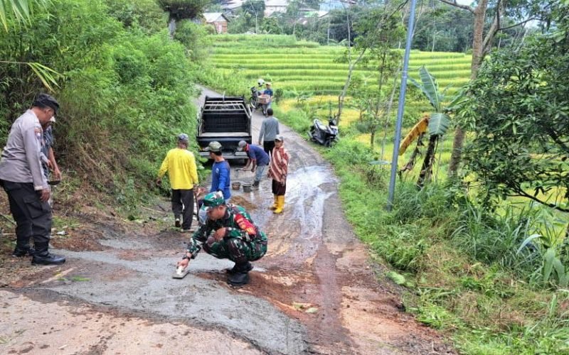 RAWAN -  Kerja bhakti di jalan Garungwiyoro Kandangserang yang dilakukan oleh Babinsa Koramil 14/Kandangserang bersama warga (dok. Pendim 0710/Pekalongan)