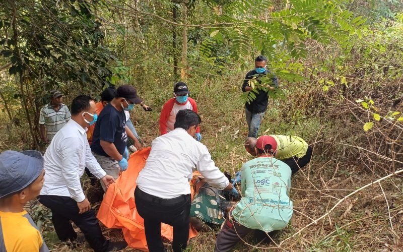 EVAKUASI - Petugas dari Polres Pekalongan saat mengevakuasi mayat korban yang di temukan di kebun setelah enam hari hilang (dok. Humas)