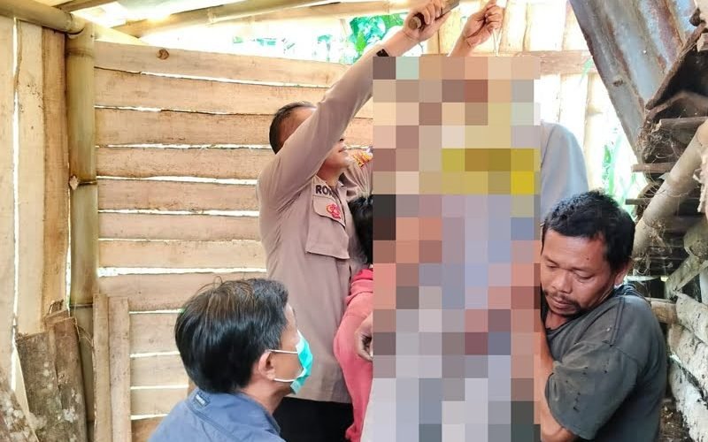 EVAKUASI - Petugas dari Polres Pekalongan dan warga saat mengevakuasi jasad korban bunuh diri (dok. Humas Polres)
